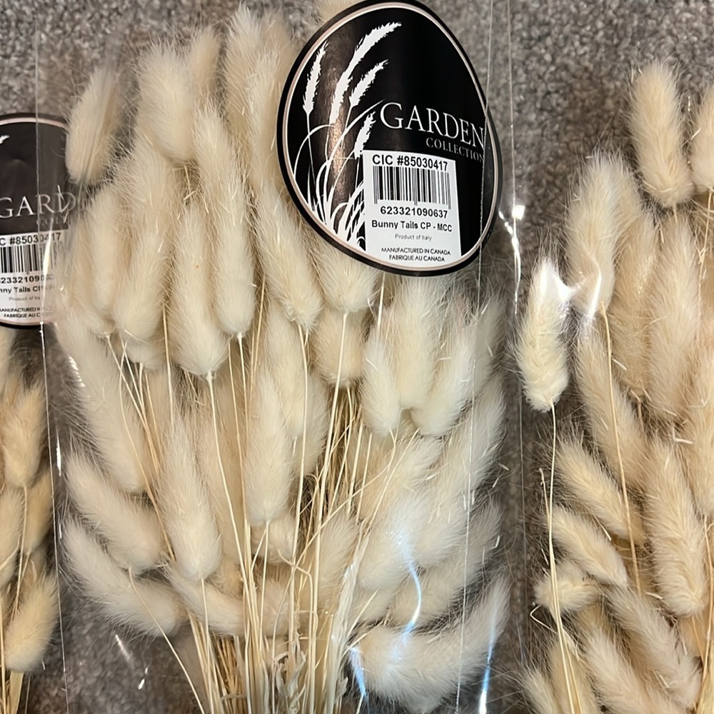 Bunny tails, natural, in original package. - Picture 2 of 4